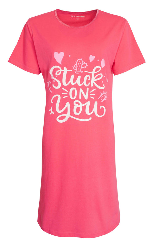 Roze bigshirt met 'Stuck on You' opdruk, hartjes en cactussen. Korte mouwen en ronde hals.