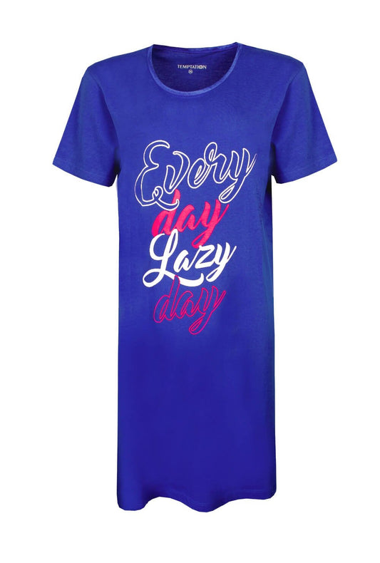 Blauw nachthemd met korte mouwen en 'Every day Lazy day' opdruk in wit en roze letters op de voorkant