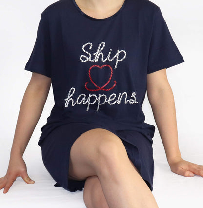 Marineblauw nachthemd met 'Ship happens' tekst en rood hartje, gedragen door zittende persoon