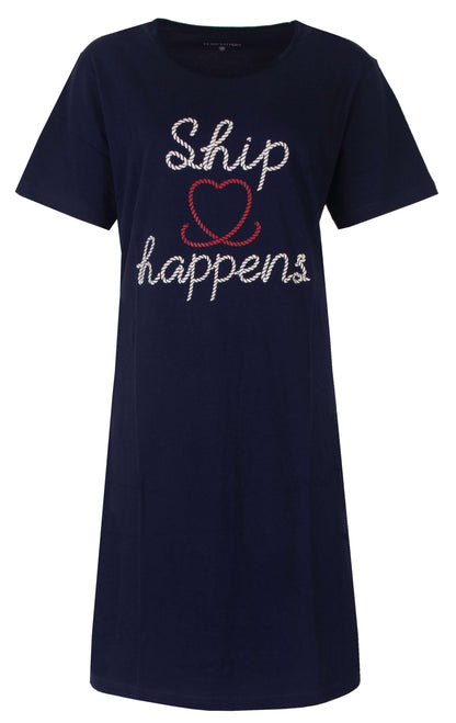 Donkerblauw nachthemd met korte mouwen en 'Ship happens' tekst in touwachtige letters en rood hart