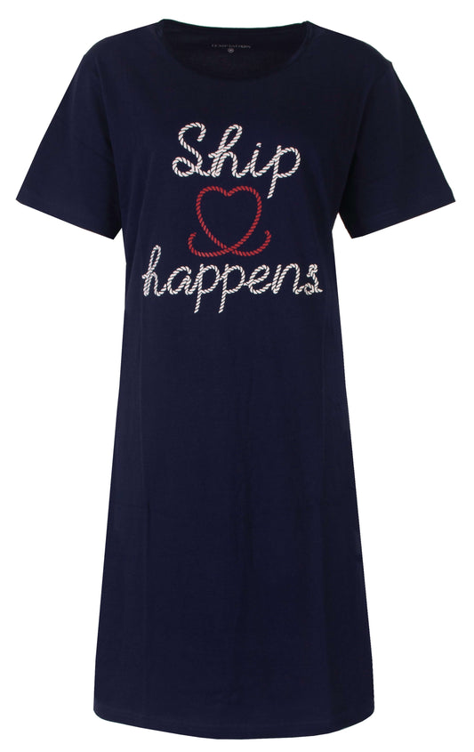 Donkerblauw nachthemd met korte mouwen en 'Ship happens' tekst in touwachtige letters en rood hart
