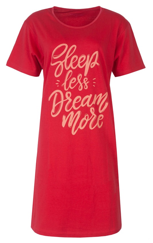 Rood nachthemd met korte mouwen en opschrift 'Sleep less Dream more' in lichtere tint