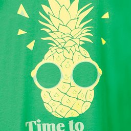 Groene nachthemd met gele ananas print, draagt een zonnebril. Tekst 'Time to' zichtbaar onderaan.