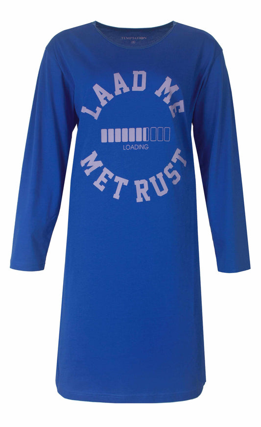 Blauw nachthemd met lange mouwen, opdruk 'LAAD ME MET RUST' en laadbalkindicator op de voorkant