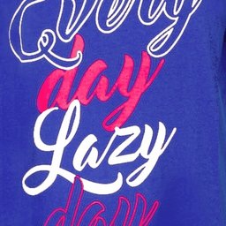 Blauw dames nachthemd met roze en witte tekst 'Lazy day' op de voorkant, korte mouwen en ronde hals