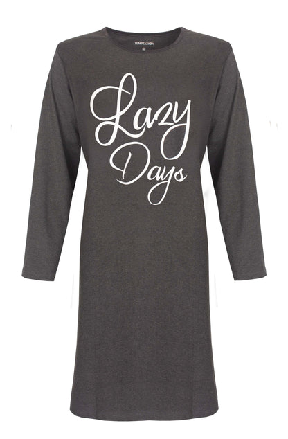 Donkergrijs lang nachthemd met lange mouwen en 'Lazy Days' in witte letters op de voorkant gedrukt.
