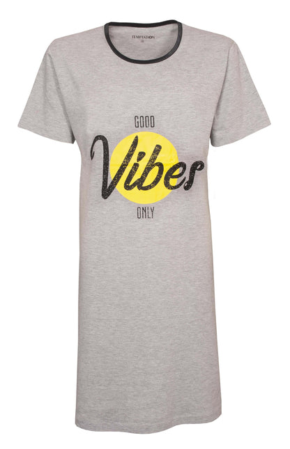 Grijs nachthemd met 'Good Vibes Only' opdruk, gele cirkel, zwarte beletde hals, korte mouwen