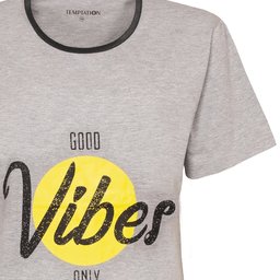 Grijs nachthemd met gele cirkel en 'Good Vibes Only' tekst in zwart. Korte mouwen en ronde hals met zwarte rand.