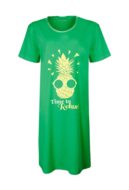 Groen nachthemd met gele ananas print en 'Time to Relax' tekst. Korte mouwen en ronde hals.