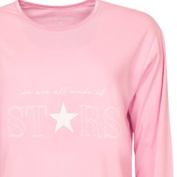 Lichtroze nachthemd met lange mouwen, ronde hals en witte sterprint op de borst, gemaakt van zacht katoen.