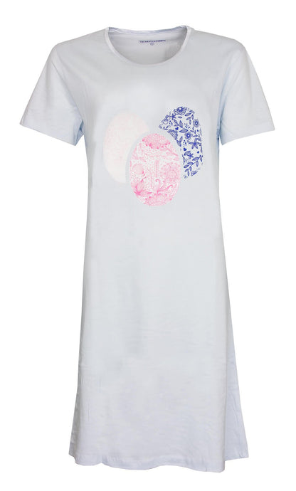 Lichtblauw nachthemd met korte mouwen en ronde hals, versierd met roze en blauwe ovale prints op de borst.