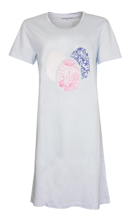 Lichtblauw nachthemd met korte mouwen en ronde hals, versierd met roze en blauwe ovale prints op de borst.