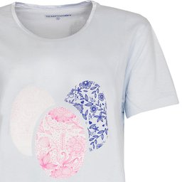 Lichtblauw nachthemd met korte mouwen en ronde hals, versierd met roze en blauwe bloemenprint op de borst.