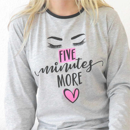 Lichtgrijs dames nachthemd met 'Five minutes more' tekst en gesloten ogen illustratie op de voorkant