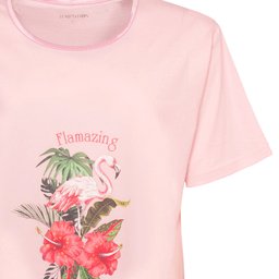 Lichtroze nachthemd met tropische print van flamingo, palmbladeren en hibiscusbloemen op de voorkant.