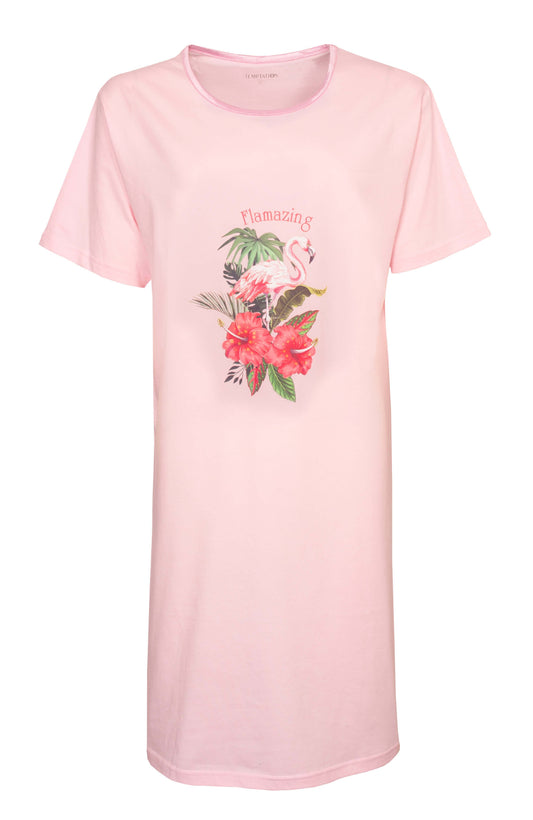 Lichtroze nachthemd met tropische print van flamingo, hibiscus en palmbladeren, met tekst 'Flamazing'.