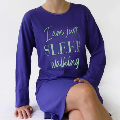 Paars nachthemd met lange mouwen en opschrift 'I am just SLEEP walking' in mintgroene letters
