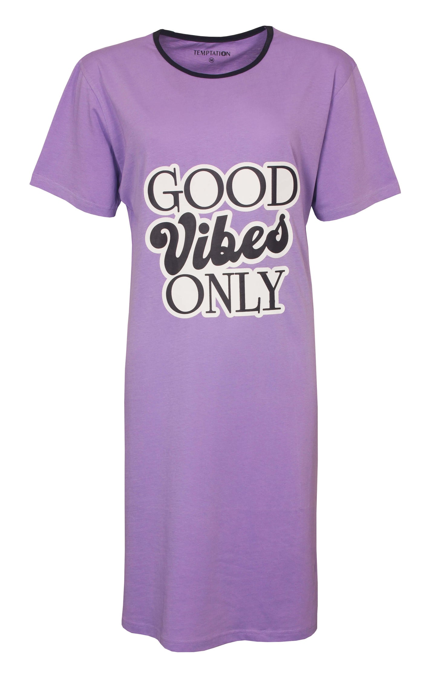 Paars nachthemd met korte mouwen en zwarte halsrand, opdruk 'GOOD VIBES ONLY' in wit en zwart op de voorkant