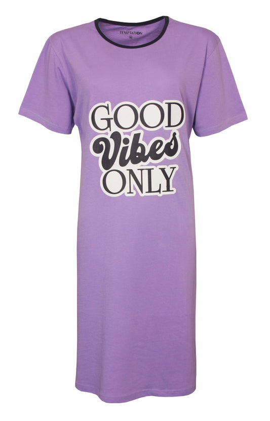 Paars nachthemd met korte mouwen en zwarte halsrand, opdruk 'GOOD VIBES ONLY' in wit en zwart op de voorkant