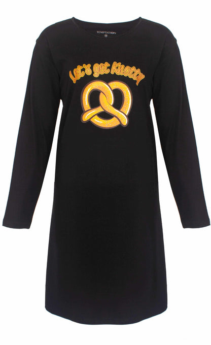 Zwart nachthemd met lange mouwen, ronde hals en gele pretzel print met afbeelding met tekst 'Let's get knotty'