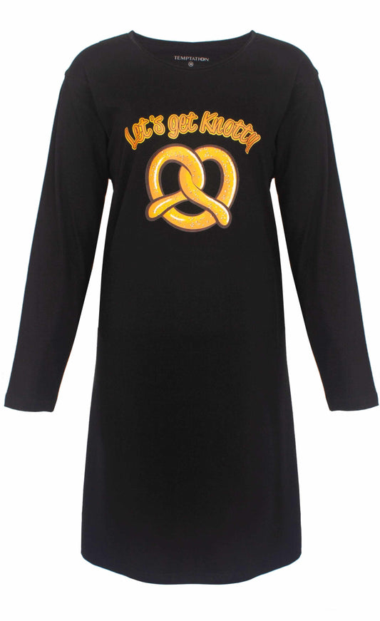 Zwart nachthemd met lange mouwen, ronde hals en gele pretzel print met afbeelding met tekst 'Let's get knotty'