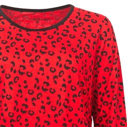 Rood nachthemd met zwart panterprint patroon, ronde hals met zwarte rand, lange mouwen zichtbaar.