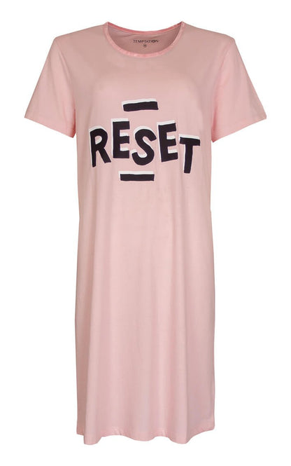 Roze nachthemd met korte mouwen en 'RESET' in zwarte letters op de voorkant, gemaakt van katoen jersey.