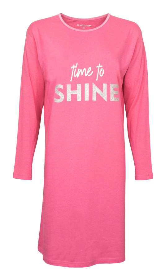 Roze nachthemd met lange mouwen en 'time to SHINE' opdruk in glitterende letters op de voorkant.