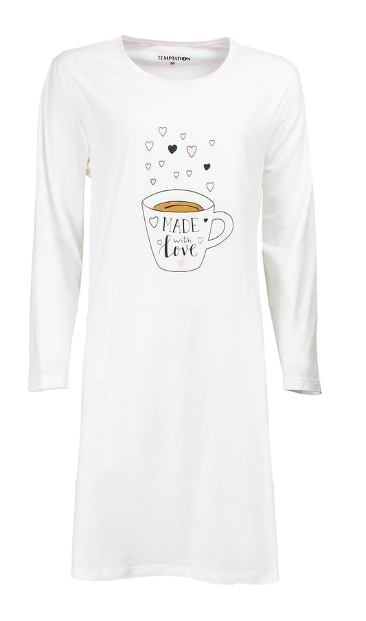Wit nachthemd met lange mouwen en print van een koffiekopje met hartjes en de tekst 'Made with love'
