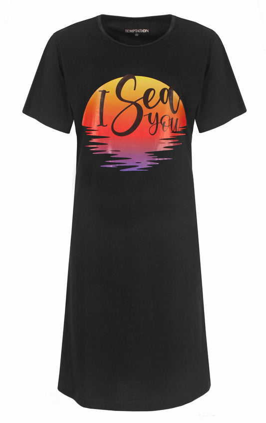 Zwart nachthemd met korte mouwen en opdruk 'I Sea You' in zonsondergang kleuren op de borst.