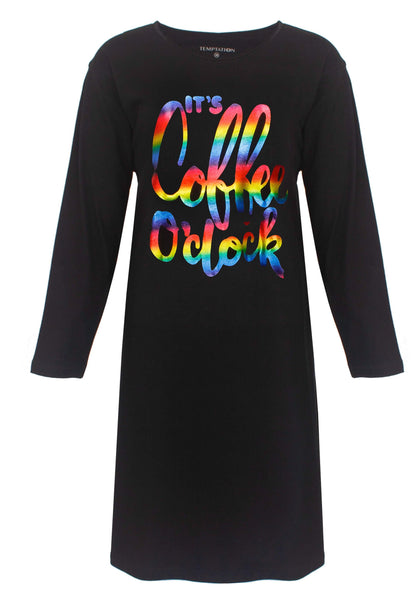 Zwart nachthemd met lange mouwen en regenboogkleurige tekst 'It's Coffee O'clock' op de voorkant
