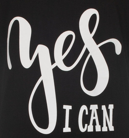 Zwart nachthemd met witte tekst 'yes I can' in cursief lettertype op een donkere achtergrond