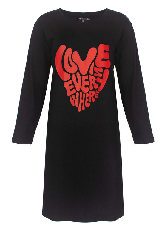 Zwart nachthemd met lange mouwen en rode 'Love everywhere' hartprint op de borst, gemaakt van katoen