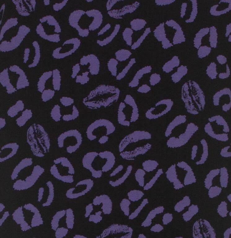 Paarse lipafdrukken op zwarte achtergrond, patroon voor nachthemd of bigshirt