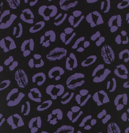 Paarse lipafdrukken op zwarte achtergrond, patroon voor nachthemd of bigshirt