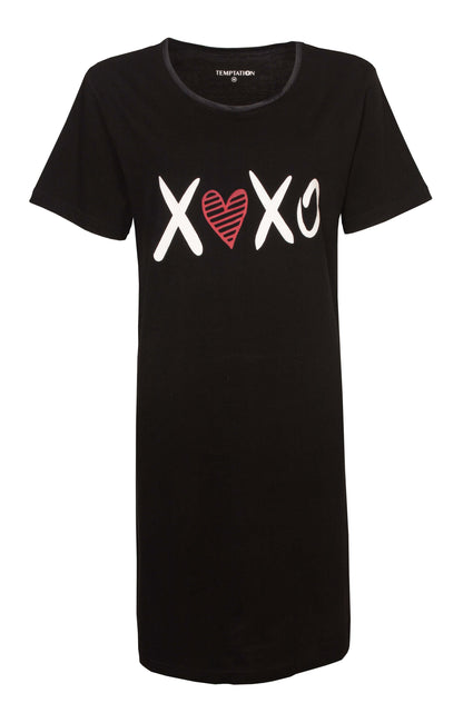 Zwart nachthemd met korte mouwen en ronde hals, voorzien van witte en rode 'XOXO' print op de voorkant.