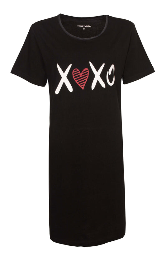 Zwart nachthemd met korte mouwen en ronde hals, voorzien van witte en rode 'XOXO' print op de voorkant.