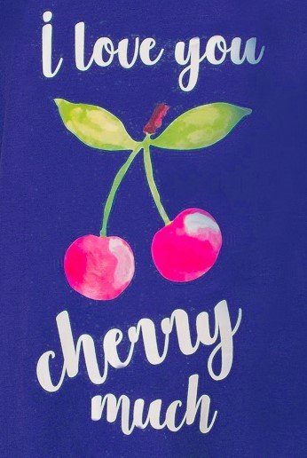 Blauw nachthemd met 'I love you cherry much' tekst en illustratie van twee kersen met groene bladeren