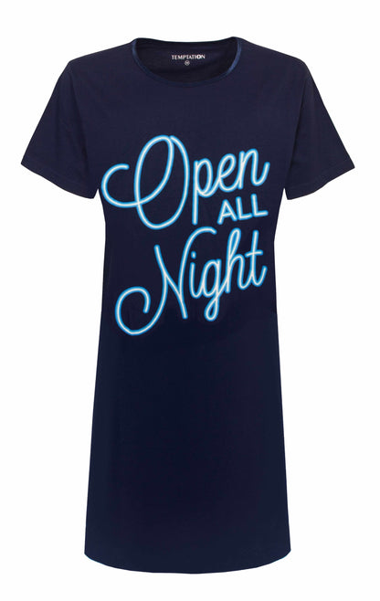 Donkerblauw nachthemd met korte mouwen en 'Open ALL Night' in blauwe letters op de voorkant