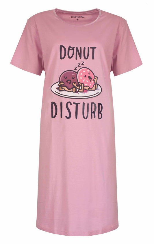 Roze nachthemd met 'Donut Disturb' print, toont slapende donuts op een bord. Korte mouwen en ronde hals.
