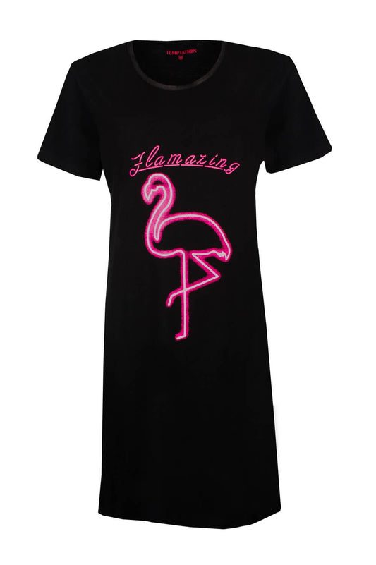 Zwart nachthemd met roze 'Flamazing' tekst en neon flamingo afbeelding, korte mouwen en ronde hals