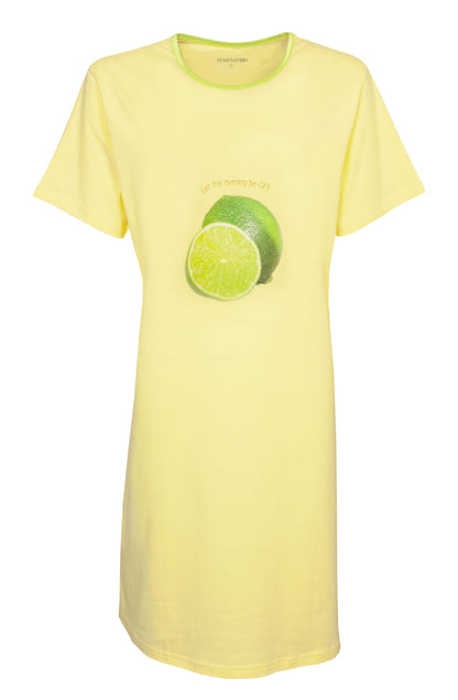 Geel nachthemd met korte mouwen en ronde hals, versierd met een limoenprint op de voorkant.