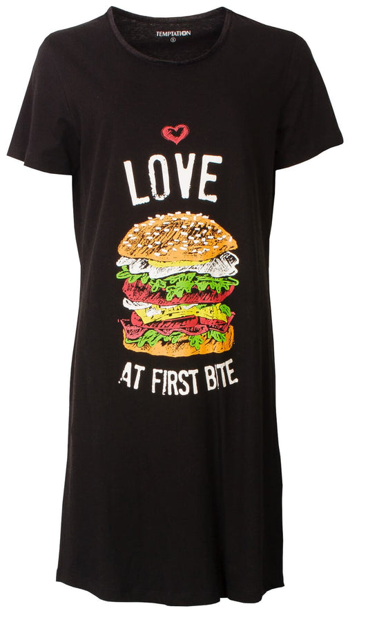 Zwart nachthemd met opdruk 'LOVE AT FIRST BITE' en kleurrijke hamburgerillustratie op de voorkant