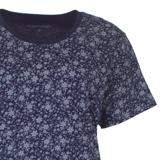 Donkerblauw dames nachthemd met korte mouwen en een all-over lichtblauw bloemenpatroon.
