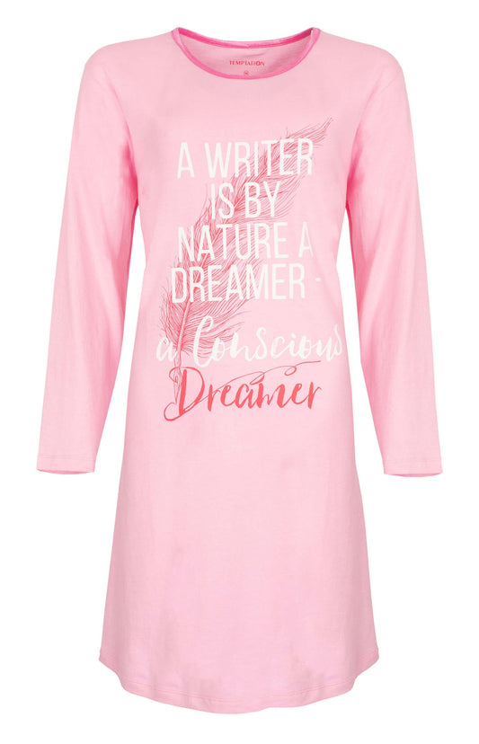 Lichtroze nachthemd met lange mouwen, opdruk 'A writer is by nature a dreamer' en veerillustatie