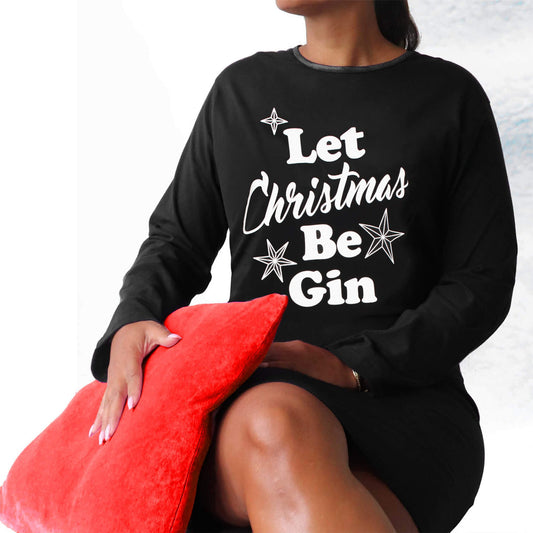 Zwart nachthemd met lange mouwen en witte tekst 'Let Christmas Be Gin' met sterren, rood kussen zichtbaar