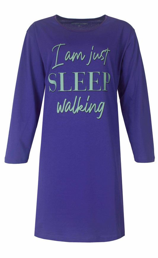 Paars nachthemd met lange mouwen en tekst 'I am just SLEEP walking' in mintgroene letters
