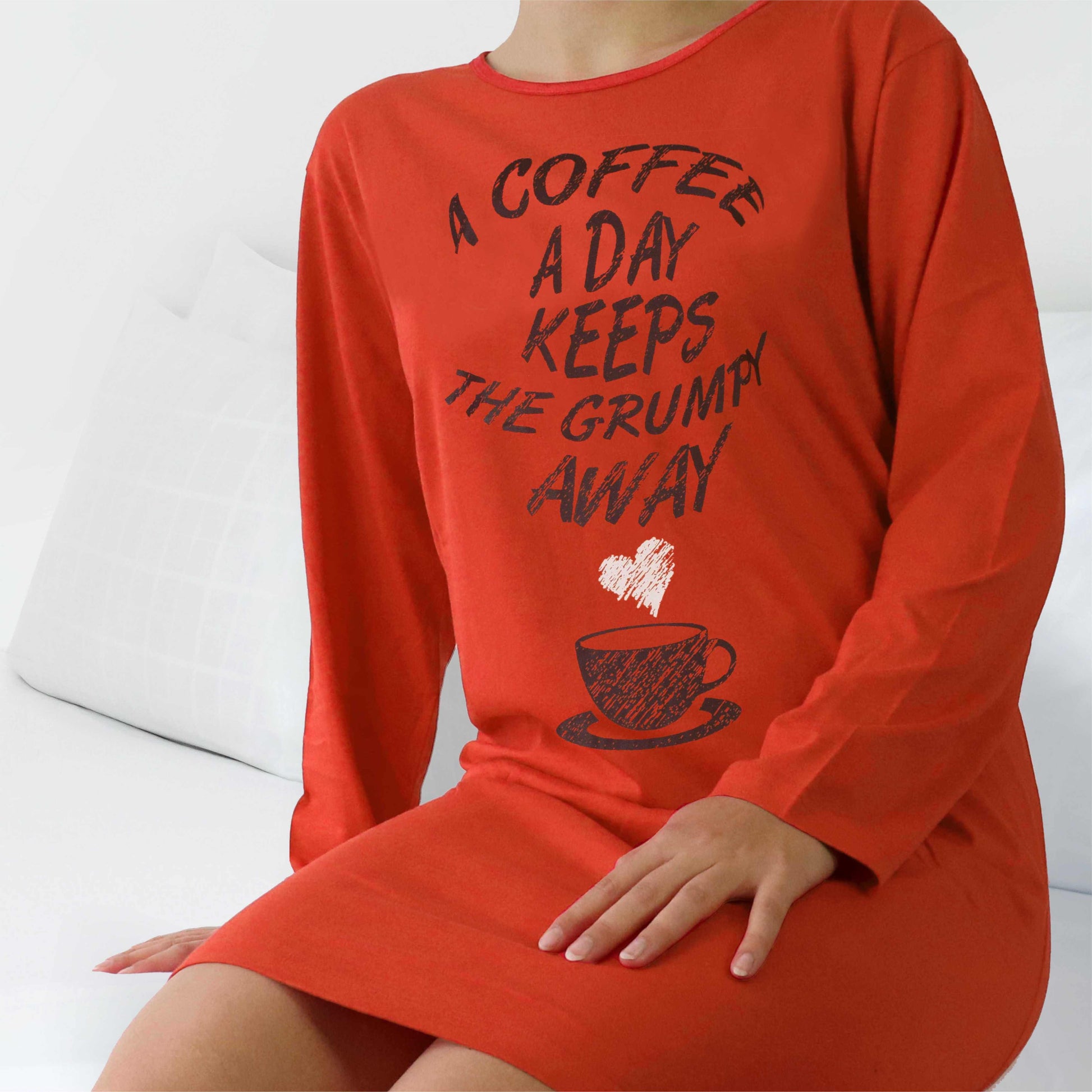 Oranje nachthemd met lange mouwen en opdruk 'A coffee a day keeps the grumpy away' met koffiekopje