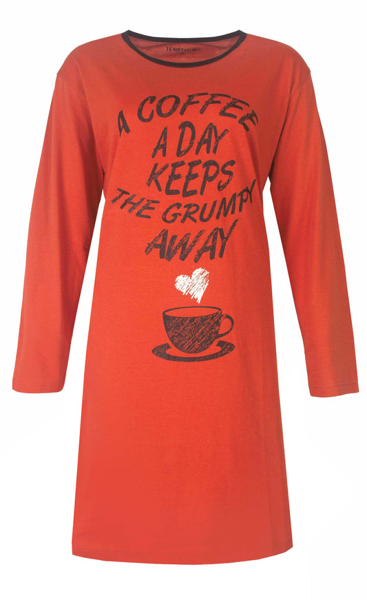 Oranje nachthemd met lange mouwen en tekst 'A coffee a day keeps the grumpy away' en koffiekopje afbeelding