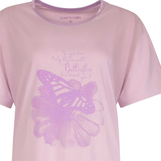 Lichtpaars nachthemd met korte mouwen, vlinder en bloem opdruk, en tekst over vlinders en tuinen